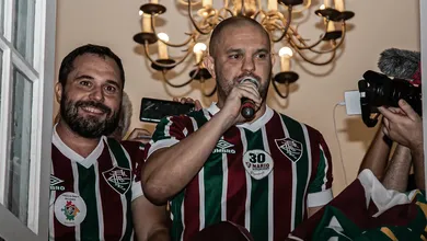 Um &uacute;nico torcedor do Fluminense protestou no aeroporto: o que ele disse aos dirigentes?