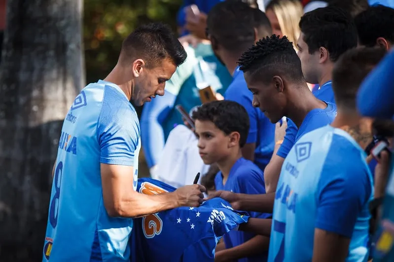 Henrique atende a torcedores do Cruzeiro em 2018