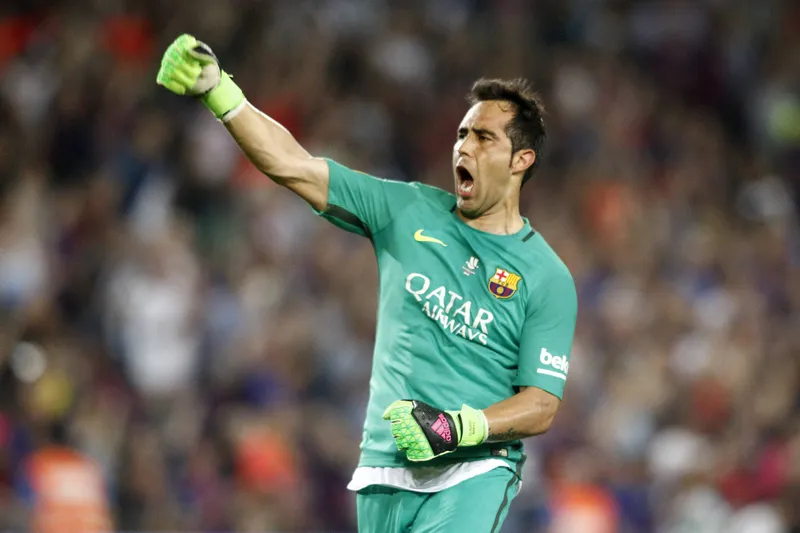 O goleiro Claudio Bravo em a&ccedil;&atilde;o pelo Barcelona em 2016