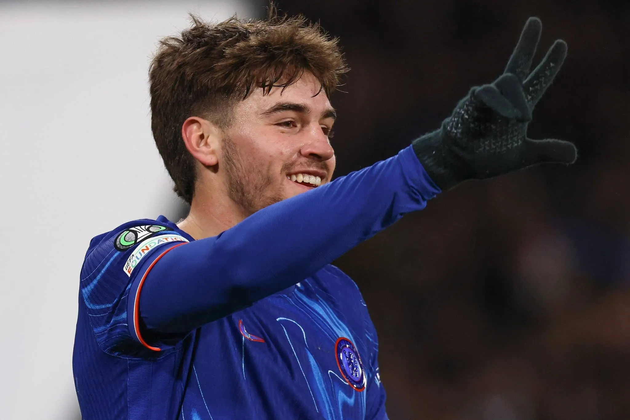 Rival de Vitor Roque, ex-Barcelona anota hat-trick e garante 100% do Chelsea