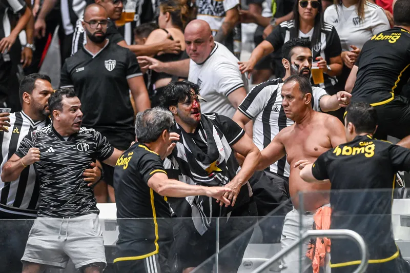Confus&atilde;o na torcida do Atl&eacute;tico-MG durante a final da Copa do Brasil (Foto: IMAGO / Fotoarena)