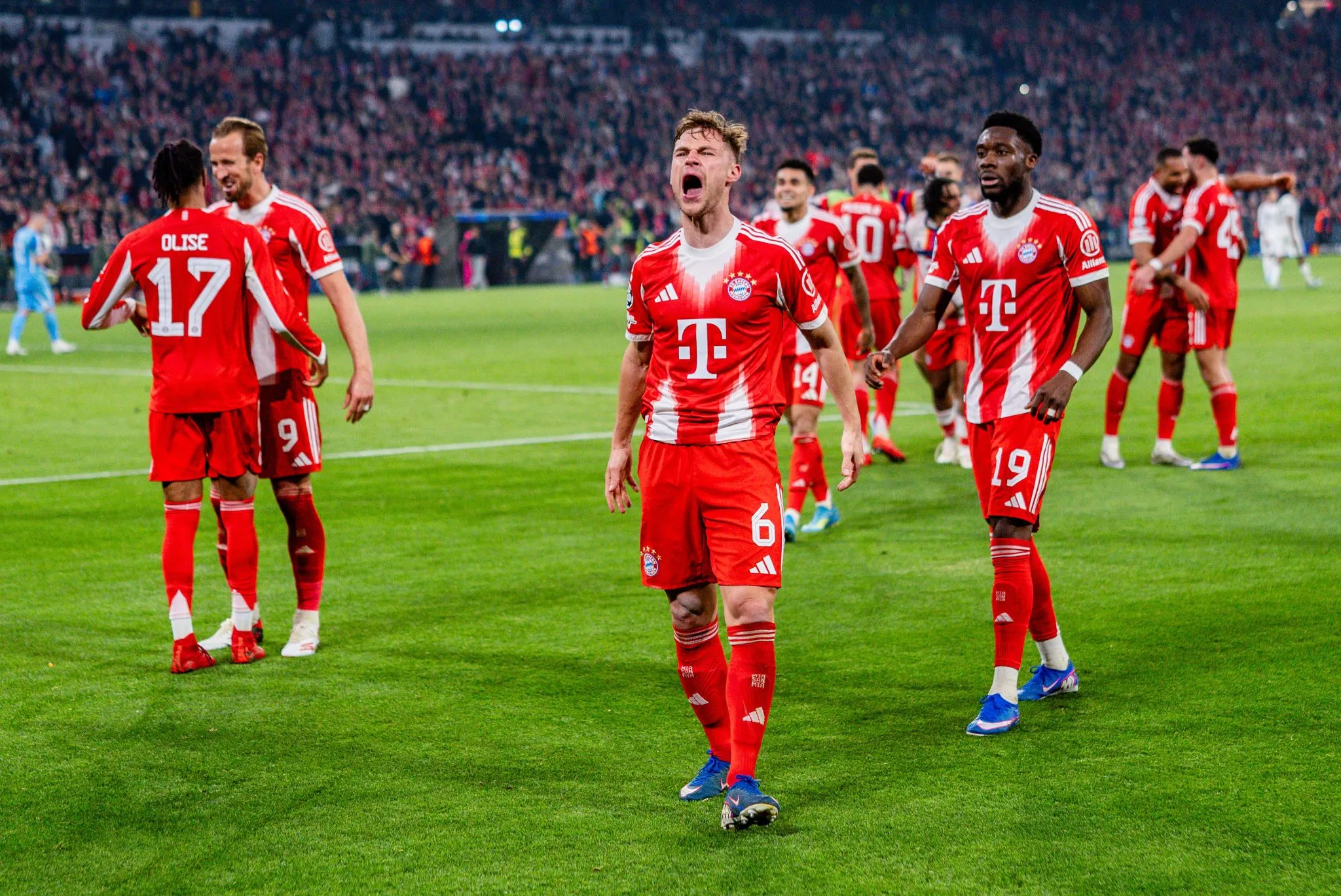 Kimmich e demais jogadores do Bayern celebram classifica&ccedil;&atilde;o