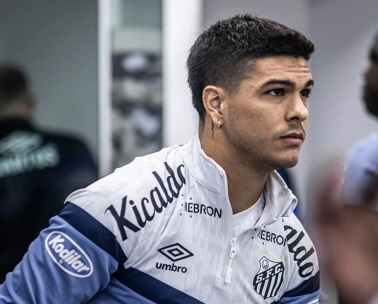 Com aval do Santos, Rodrigo Fern&aacute;ndez n&atilde;o se reapresenta e aguarda negocia&ccedil;&atilde;o para deixar o clube