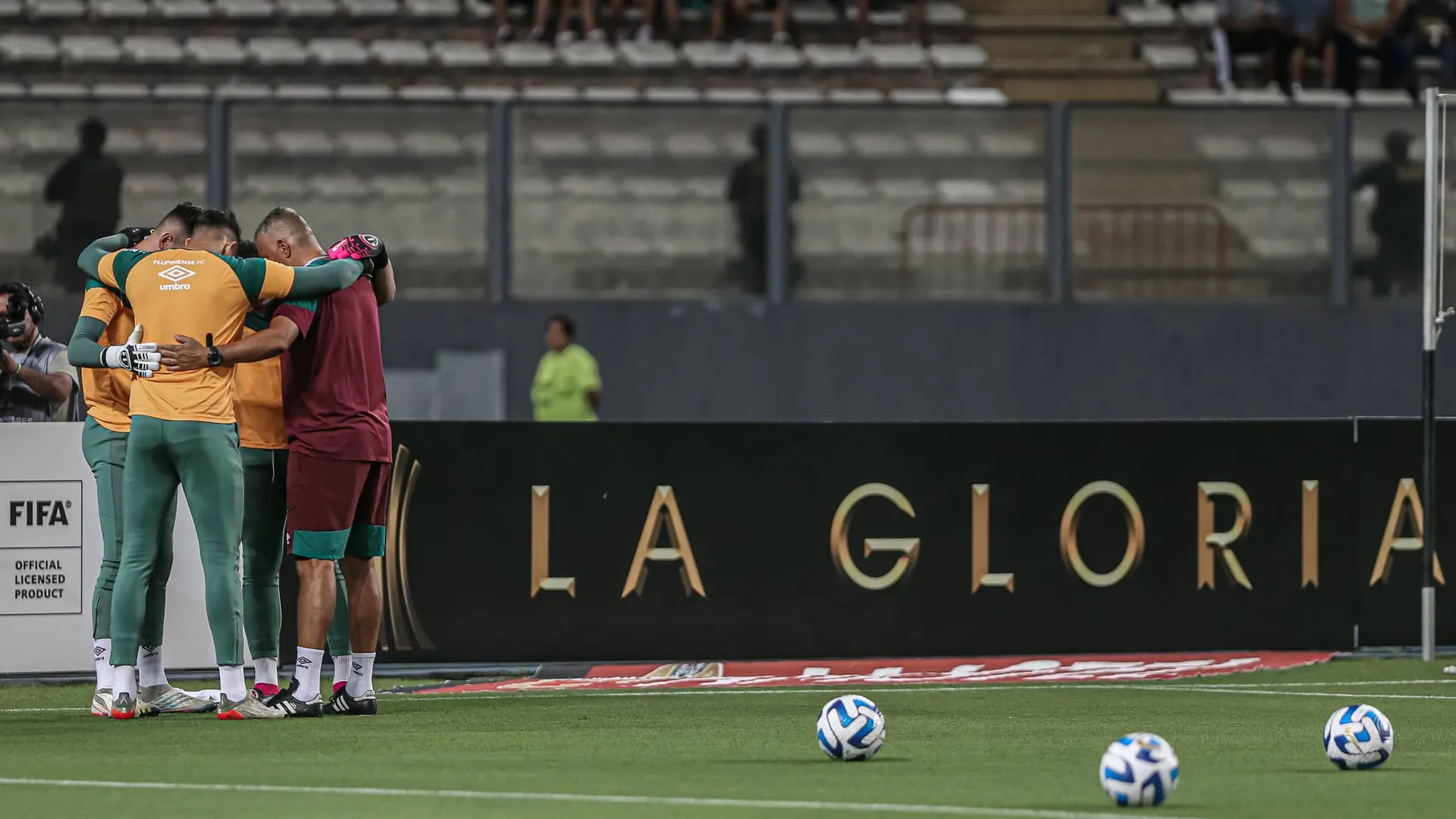 F&aacute;bio faz corrente de ora&ccedil;&atilde;o com os jovens Pedro Rangel e Vitor Eudes, al&eacute;m do preparador de goleiros Andr&eacute; Carvalho - Foto: Marcelo Gon&ccedil;alves/Fluminense FC