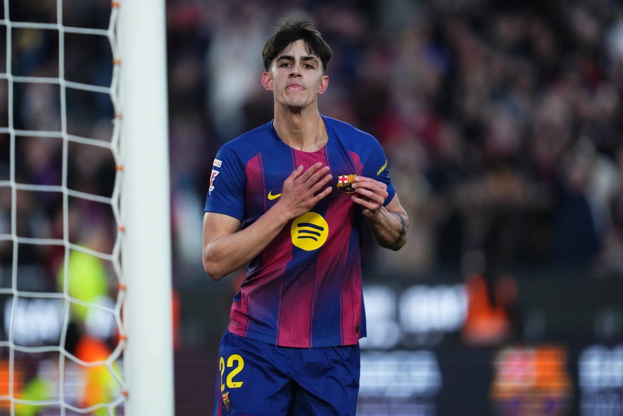 Marc Bernal comemora gol pelo Barcelona (Foto: Imago)