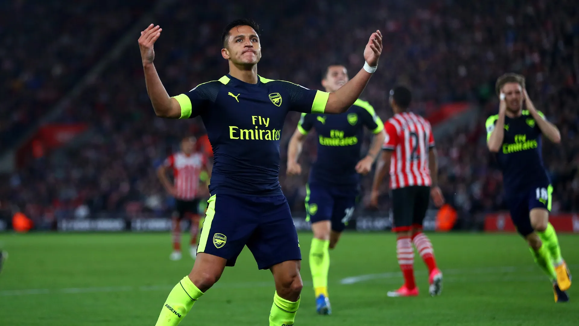 Em meio a indefini&ccedil;&otilde;es, Alexis S&aacute;nchez &eacute; o fio de esperan&ccedil;a do Arsenal para chegar &agrave; Champions