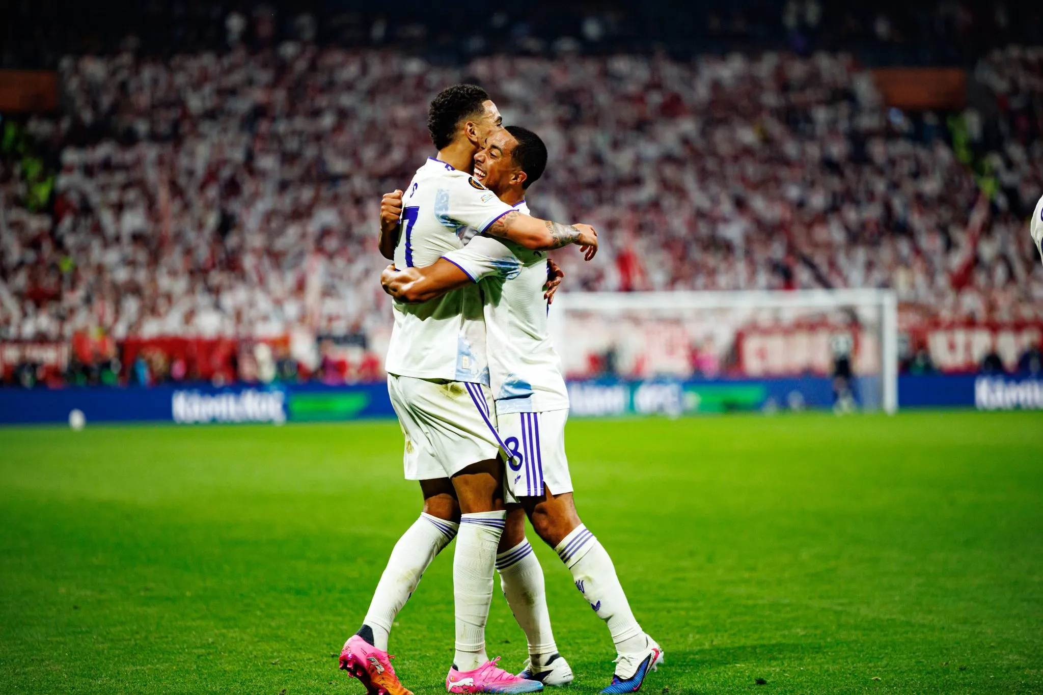 Morgan Rogers e Youri Tielemans celebram gol do Aston Villa na final da Liga Europa