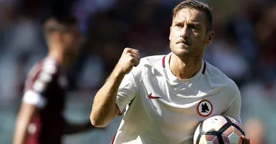 Rever&ecirc;ncia: Totti foi aplaudido de p&eacute; pela torcida do Torino e chegou a 250 gols pela Serie A