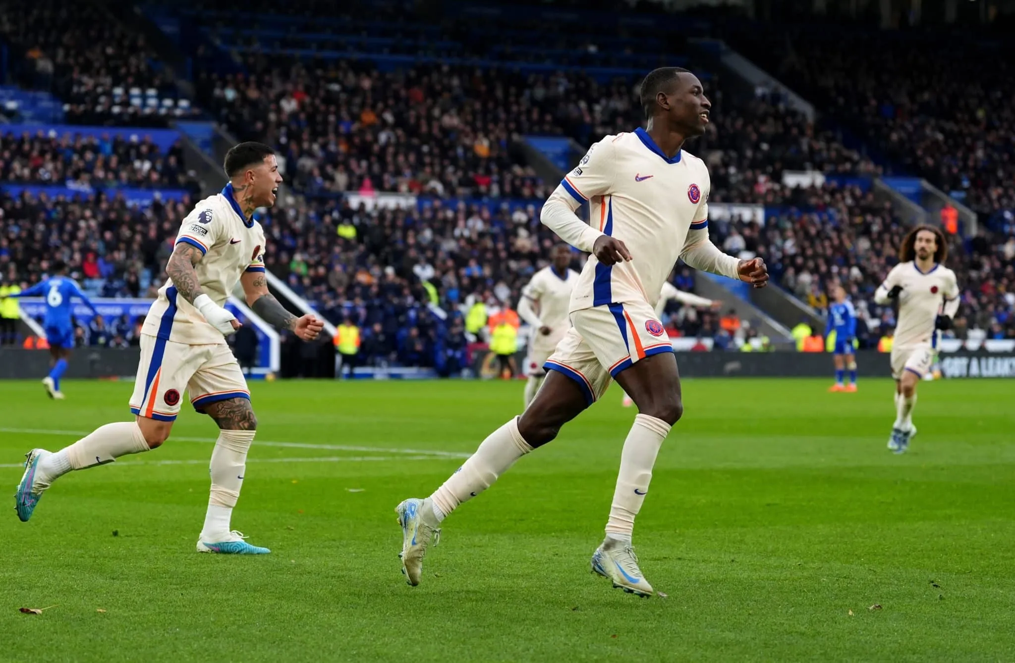 Jackson supera Crespo e Torres na vit&oacute;ria do Chelsea em &lsquo;festival de pontap&eacute;s&rsquo;