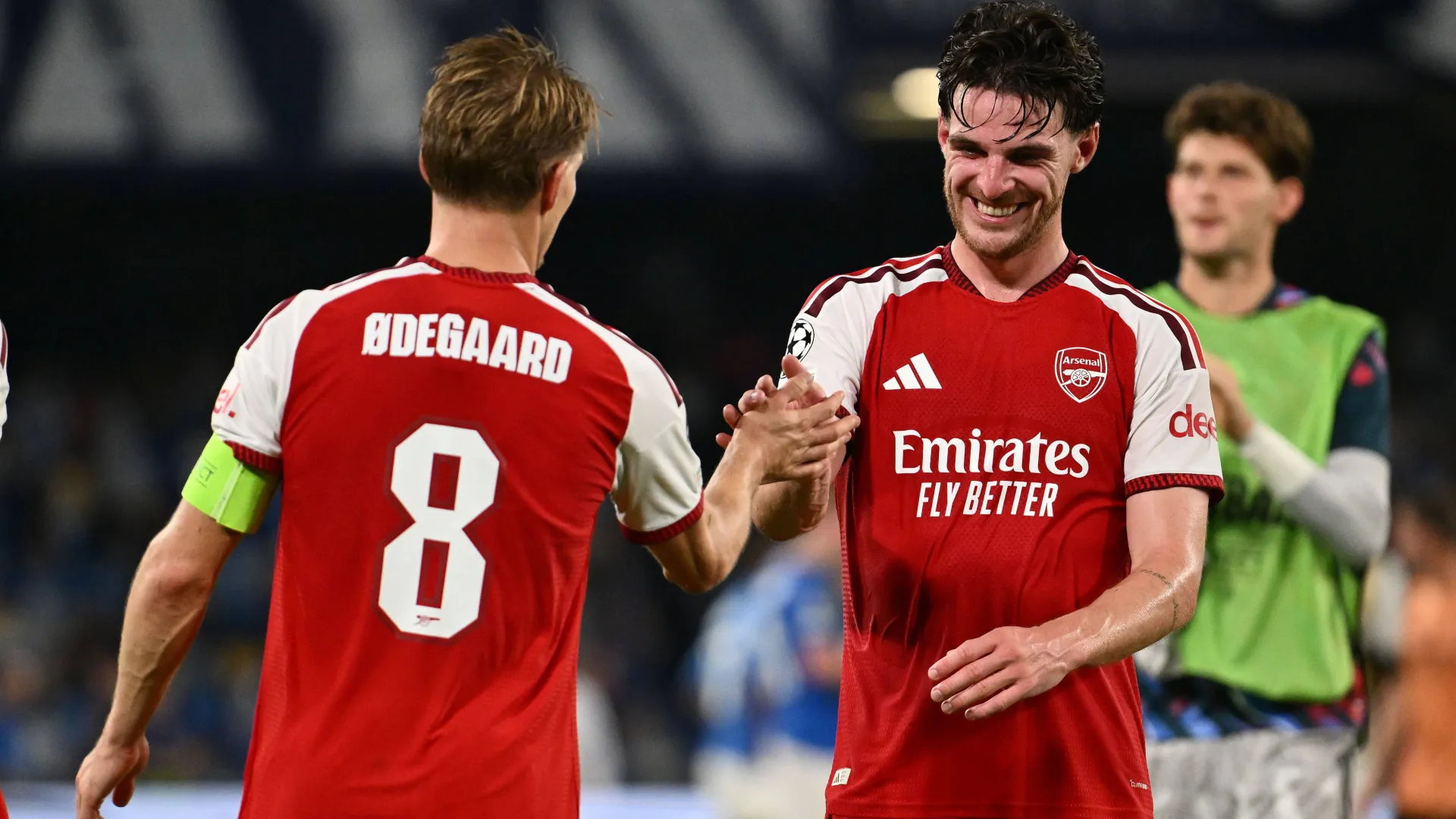 Martin Odegaard e Declan Rice, do Arsenal, cumprimentam os torcedores ao fim da partida da Champions League entre Napoli e Arsenal, no Est&aacute;dio Diego Armando Maradona, em N&aacute;poles, na It&aacute;lia, em 9 de setembro de 2026.