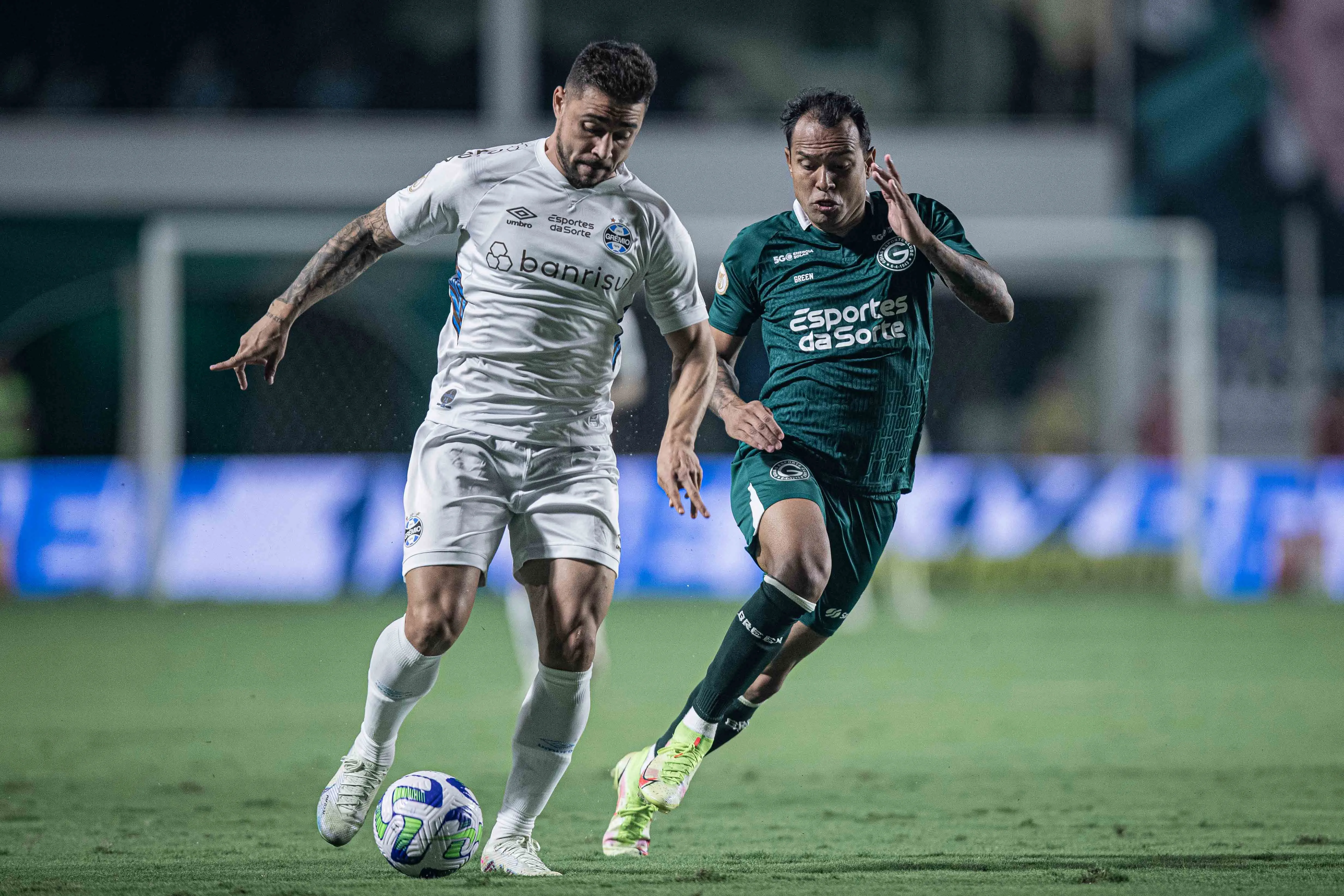 Gr&ecirc;mio demora para engrenar, mas busca empate com o Goi&aacute;s nos acr&eacute;scimos