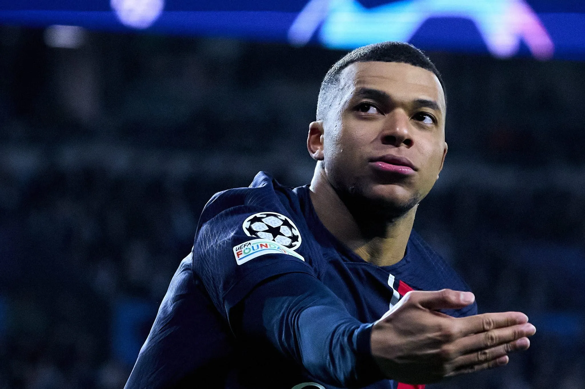 Mbapp&eacute; fala pela 1&ordf; vez sobre perder espa&ccedil;o no PSG e surpreende