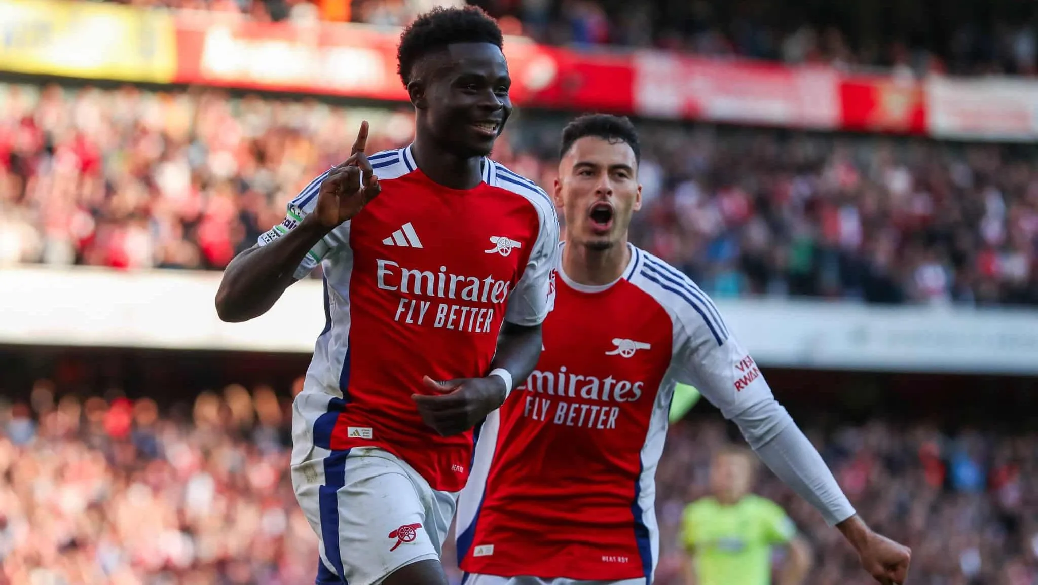 Quase l&aacute;! Martinelli e Saka ganham data para retorno ao Arsenal