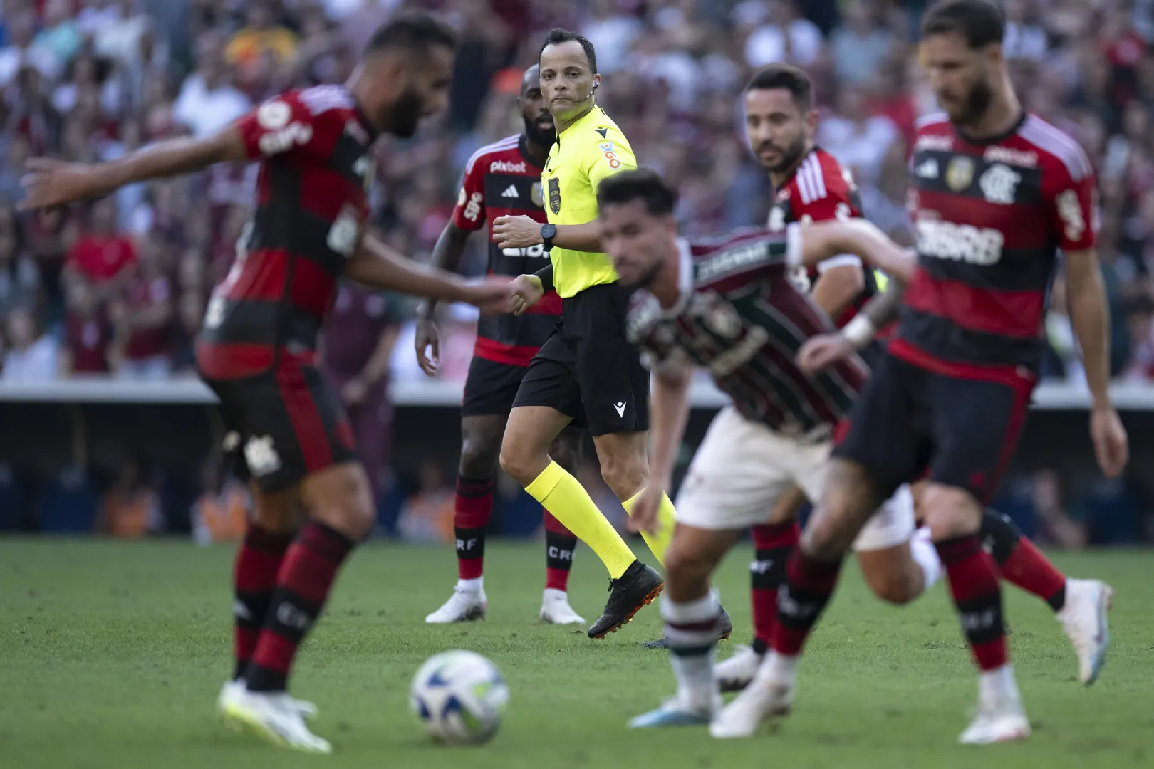 Savio Pereira Sampaio teve atua&ccedil;&atilde;o criticada no Fla-Flu de domingo pelo Brasileir&atilde;o - Photo by Icon sport