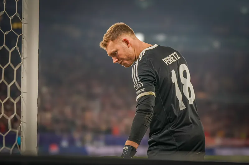 Daniel Peretz est&aacute; forra do Bayern de Munique por um problema nos rins. Clube b&aacute;varo avalia empr&eacute;stimo do goleiro e definiu revela&ccedil;&atilde;o do Col&ocirc;nia como substituto.
