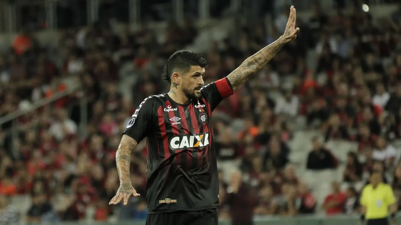 Ao erguer a Sul-Americana, Lucho Gonz&aacute;lez elevou uma carreira j&aacute; t&atilde;o condecorada