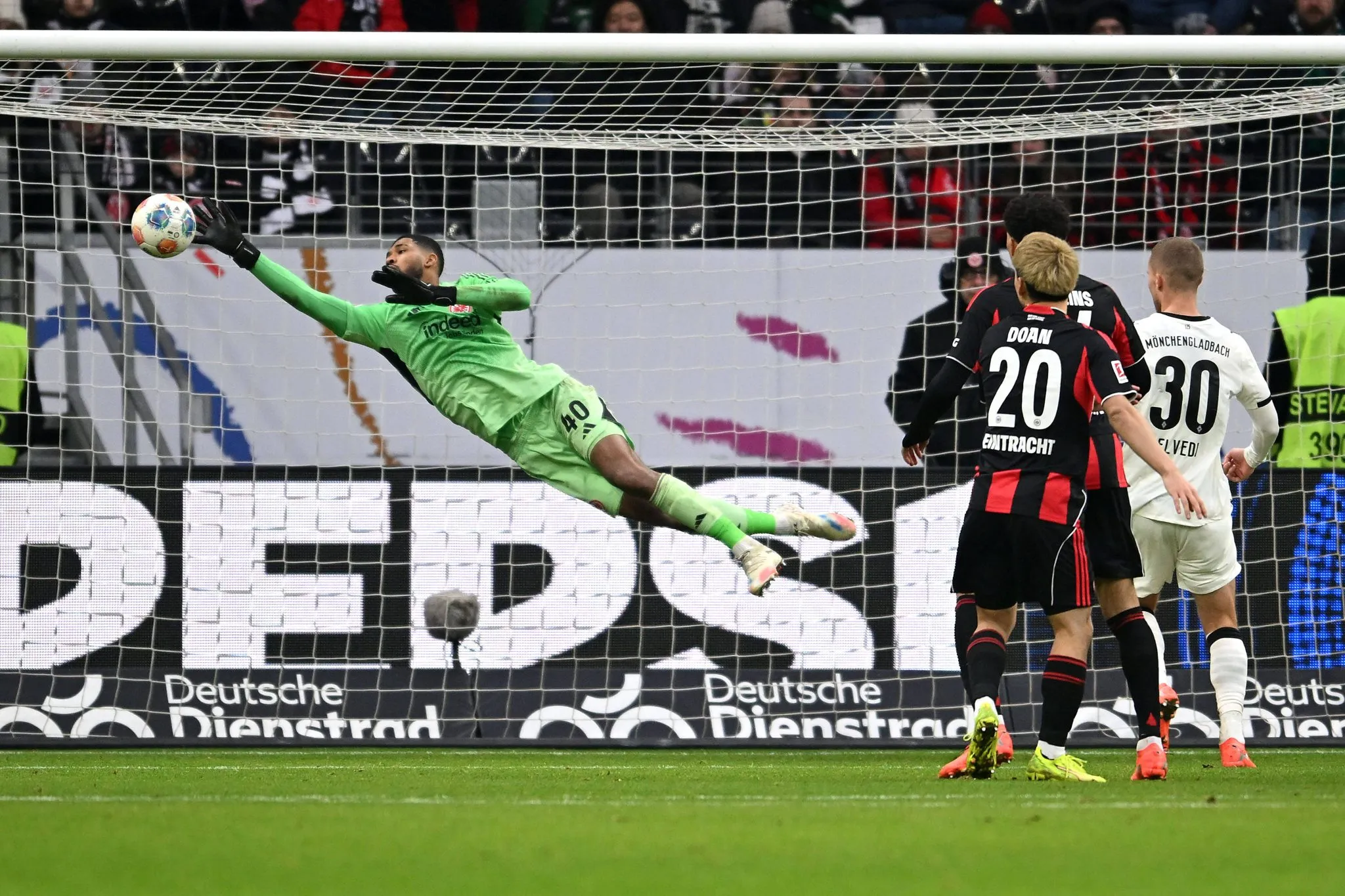 Defesa de Kau&atilde; Santos em partida do Frankfurt