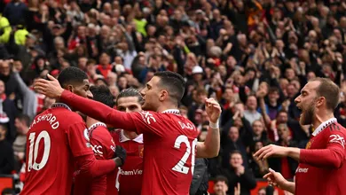 O United suou, mas cortou o embalo do Aston Villa e se consolidou no G-4 da Premier League ao lado do Newcastle