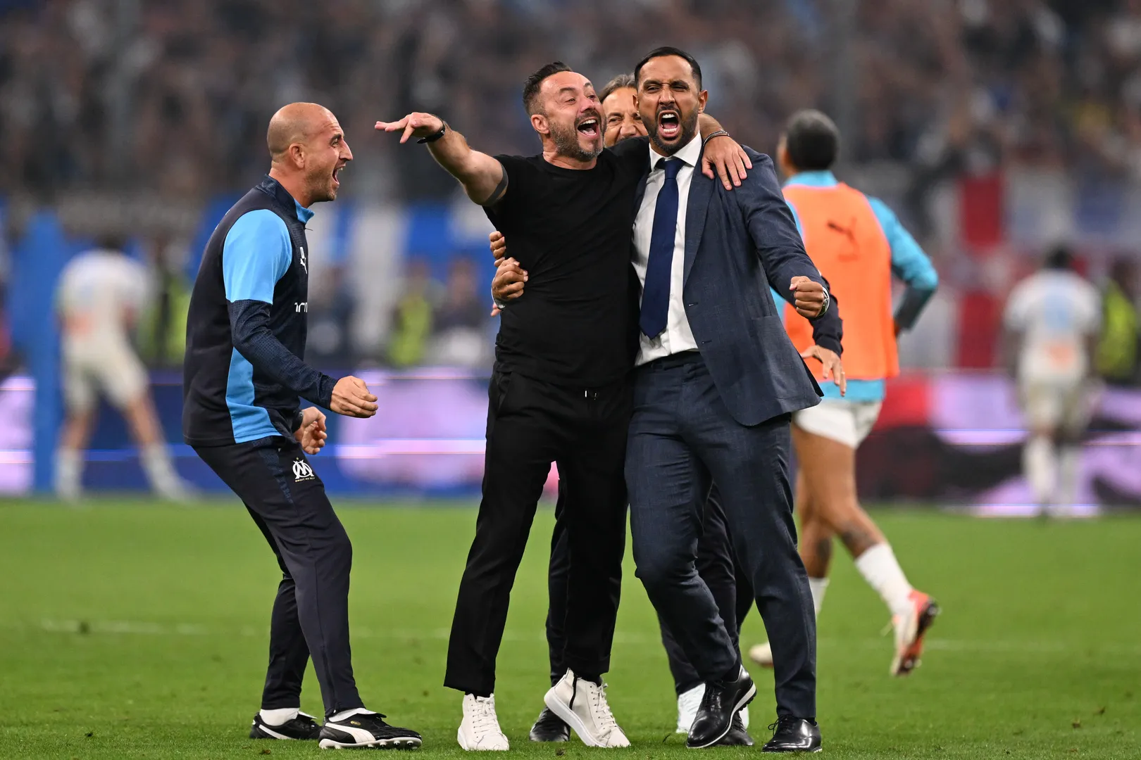De Zerbi comemora vit&oacute;ria sobre o PSG ao lado do diretor de futebol do Marseille, Medhi Benatia