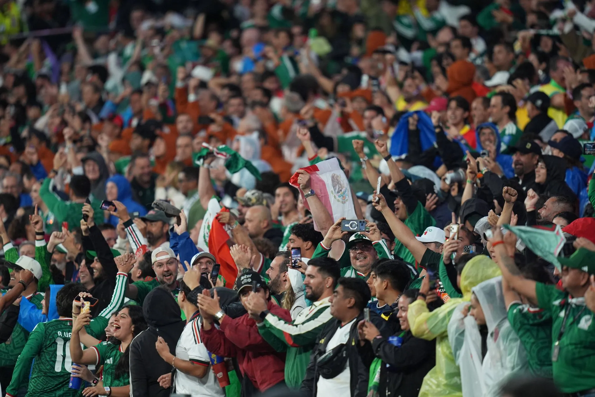 Torcida mexicana presente no Azteca