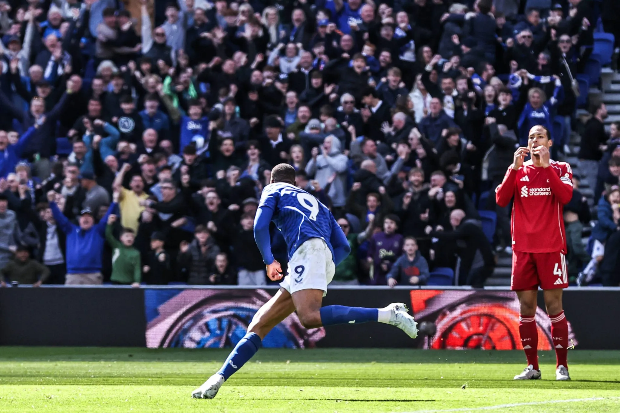 Beto celebra gol do Everton sobre Liverpool (Foto: Imago/News Images)