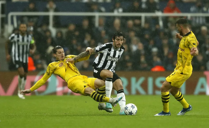 Tonali em a&ccedil;&atilde;o no seu &uacute;ltimo jogo defendendo o Newcastle antes de sua suspens&atilde;o