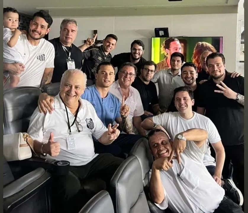 Grupo reunido no camarote do presidente Marcelo Teixeira