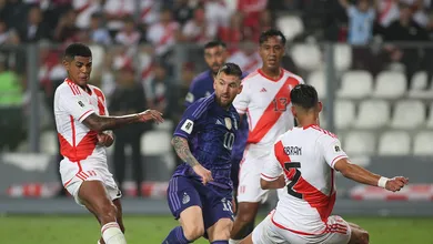 Recital de Messi d&aacute; vit&oacute;ria a Argentina contra o Peru e faz hermanos se isolarem na lideran&ccedil;a das Eliminat&oacute;rias