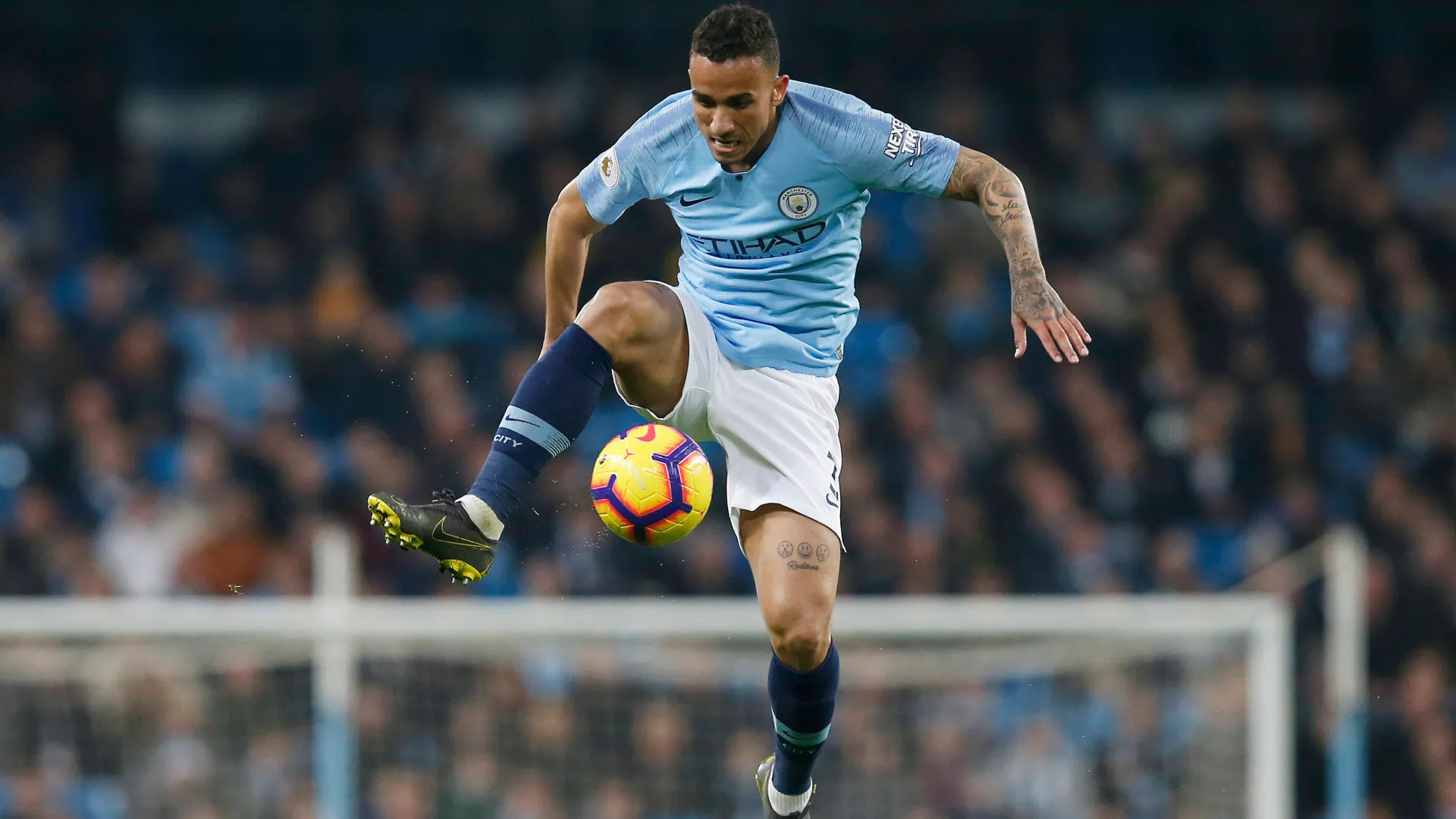 Danilo, lateral do Manchester City, salta para dominar a bola durante a partida da Premier League contra o West Ham, no Etihad Stadium, em Manchester, no Reino Unido, em 27 de fevereiro de 2019.