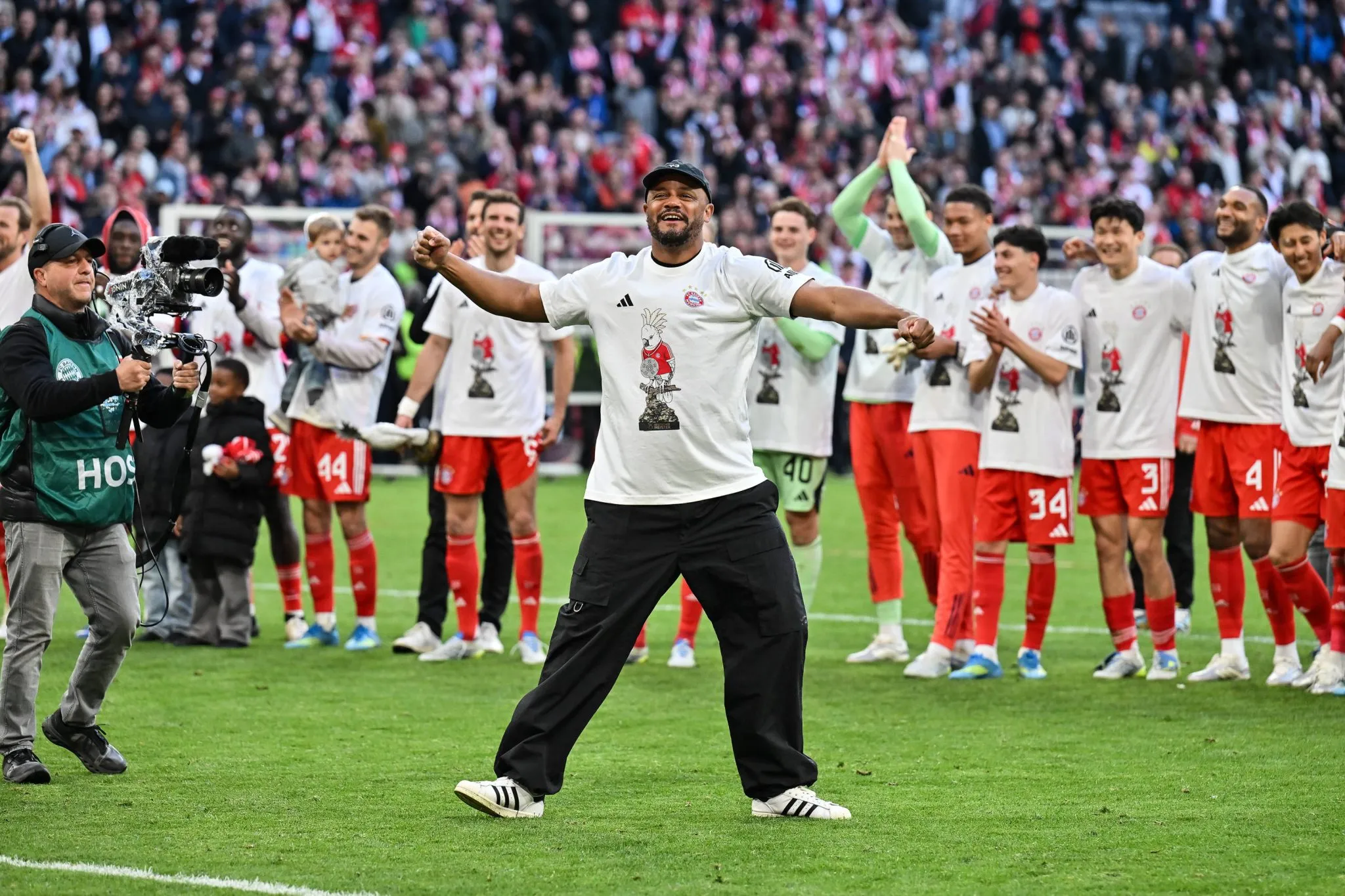 Vincent Kompany e elenco do Bayern de Munique celebram conquista da Bundesliga (Foto: Imago)