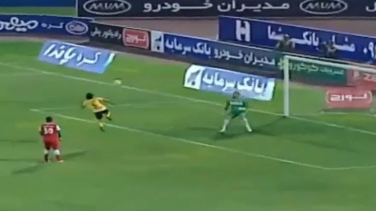 Zagueiro iraniano tentou recuar de cabe&ccedil;a, mas acabou fazendo um gol contra rid&iacute;culo