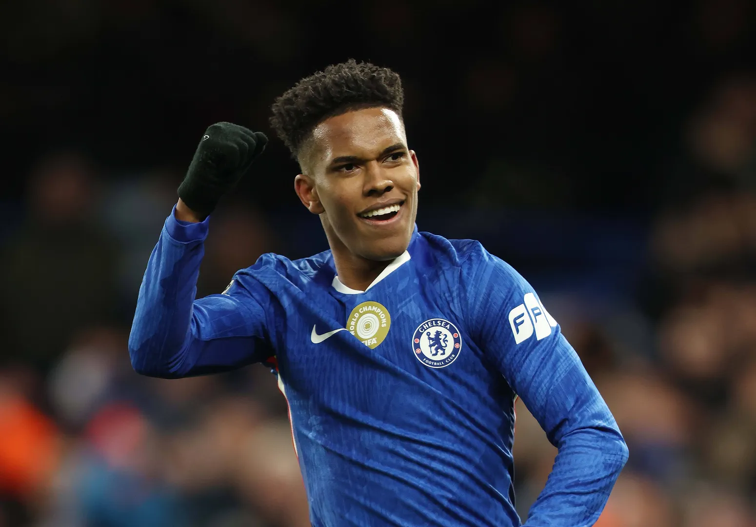 Est&ecirc;v&atilde;o comemora gol pelo Chelsea
