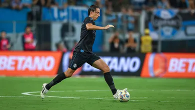 Geromel completa 10 anos de estreia no Gr&ecirc;mio em meio &agrave; discuss&atilde;o sobre titularidade e final de ciclo