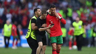 Todos querem Cristiano Ronaldo: seguran&ccedil;a preocupa sele&ccedil;&atilde;o portuguesa ap&oacute;s invas&otilde;es na Euro