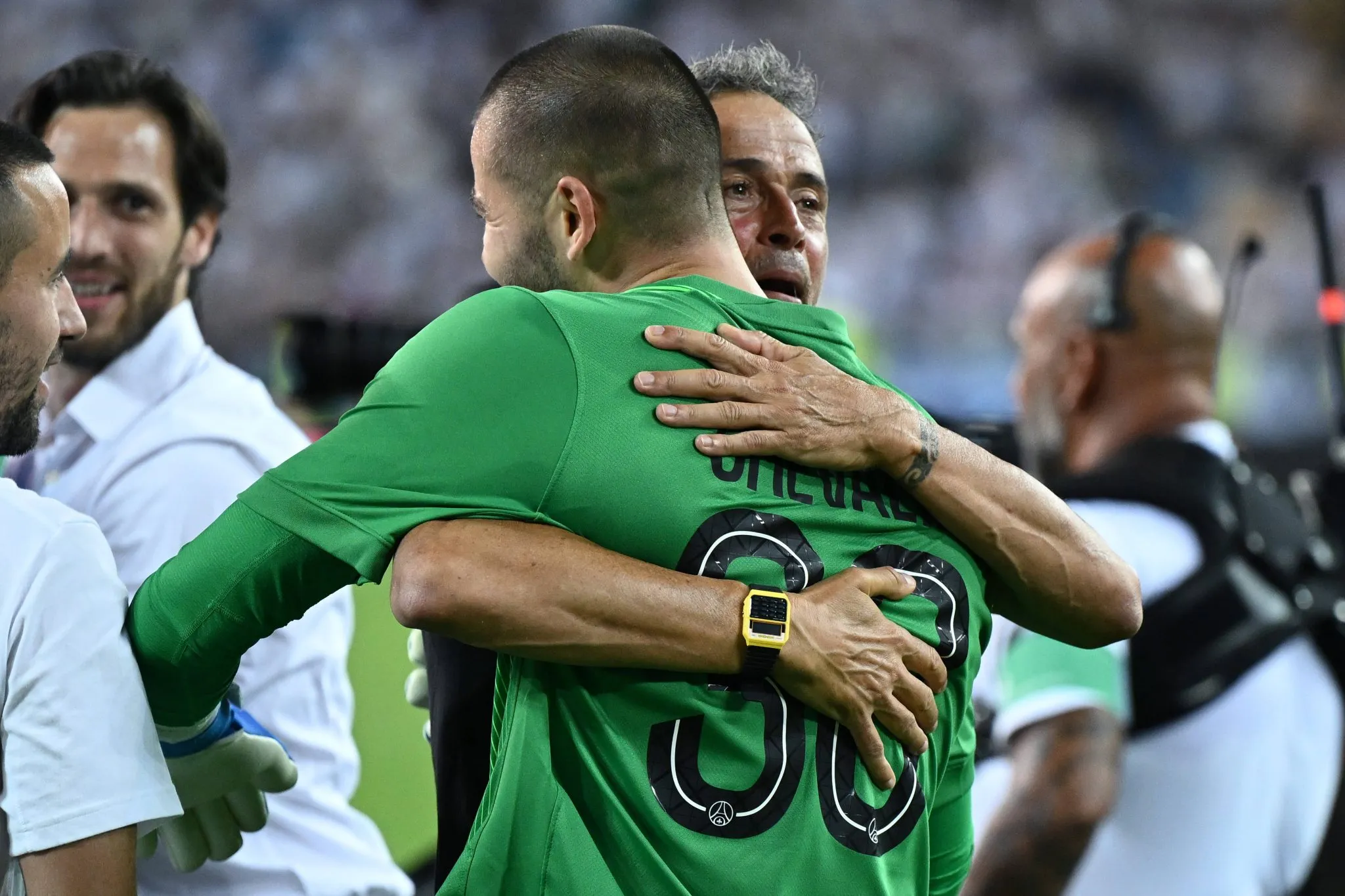 Luis Enrique abra&ccedil;a Chevalier ap&oacute;s vit&oacute;ria nos p&ecirc;naltis