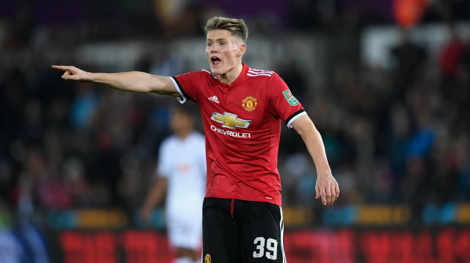 Mourinho at&eacute; abra&ccedil;ou o rep&oacute;rter que elogiou seu novo pupilo, McTominay