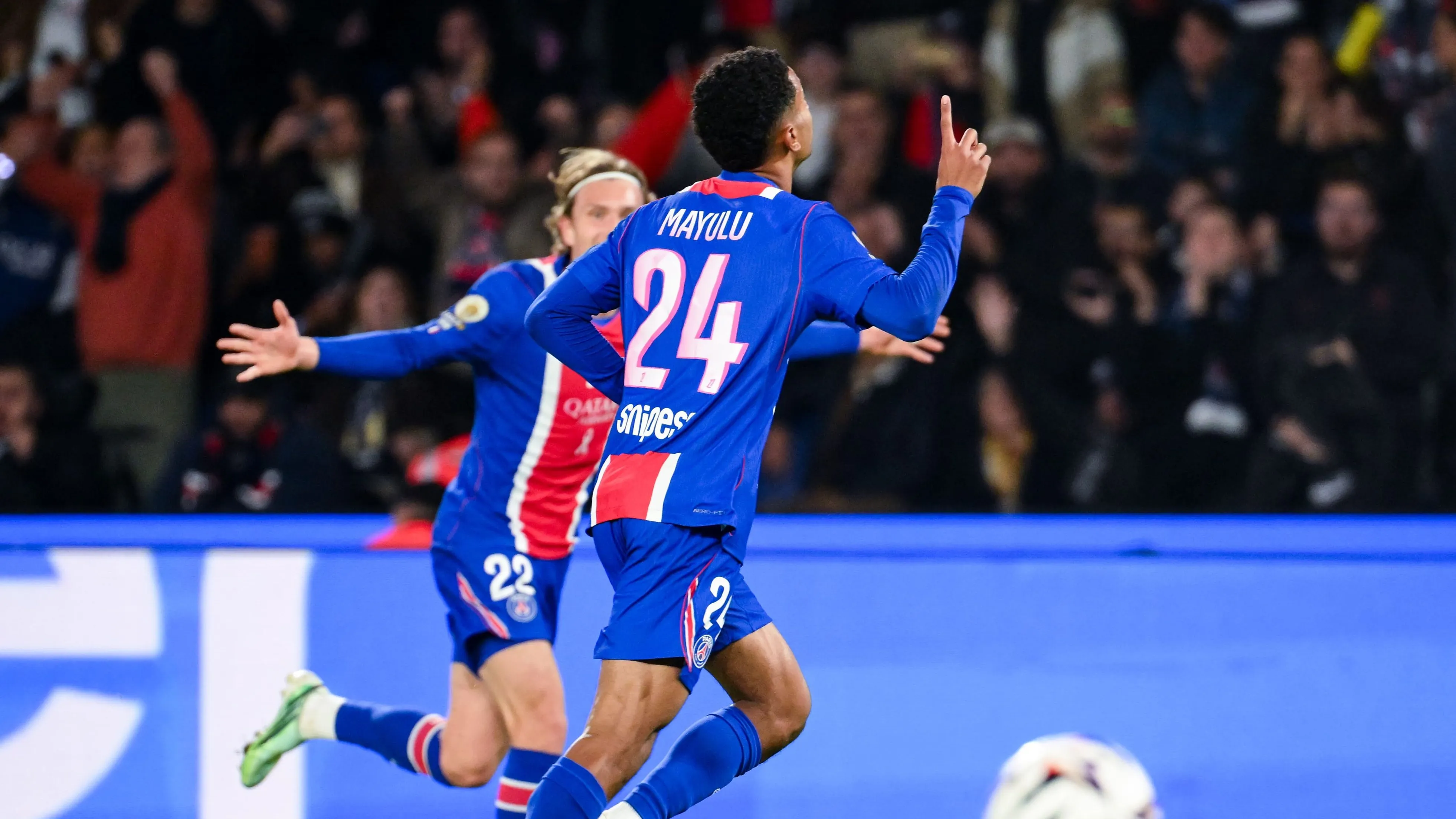 Myulu celebra gol pelo PSG