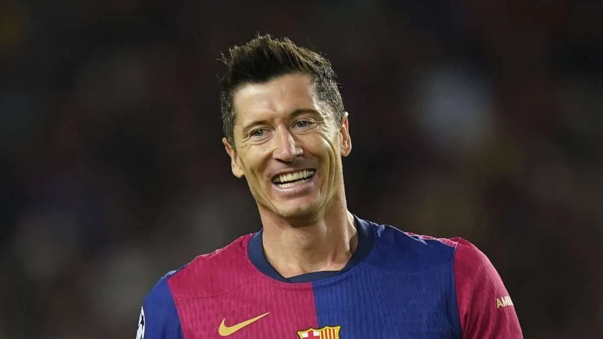 Sob os olhares de Szczesny, Barcelona vence a primeira na Champions com show de brasileiro