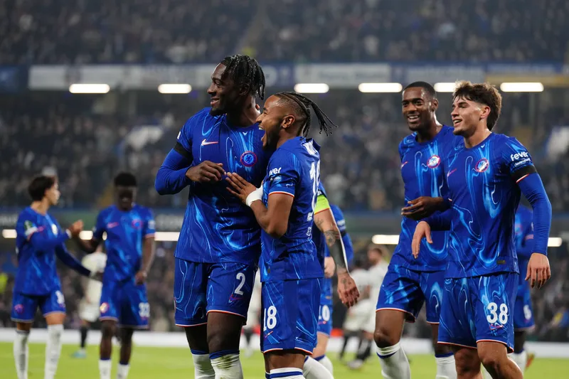 Disasi, Nkunku e demais jogadores celebram gol em Chelsea x Noah