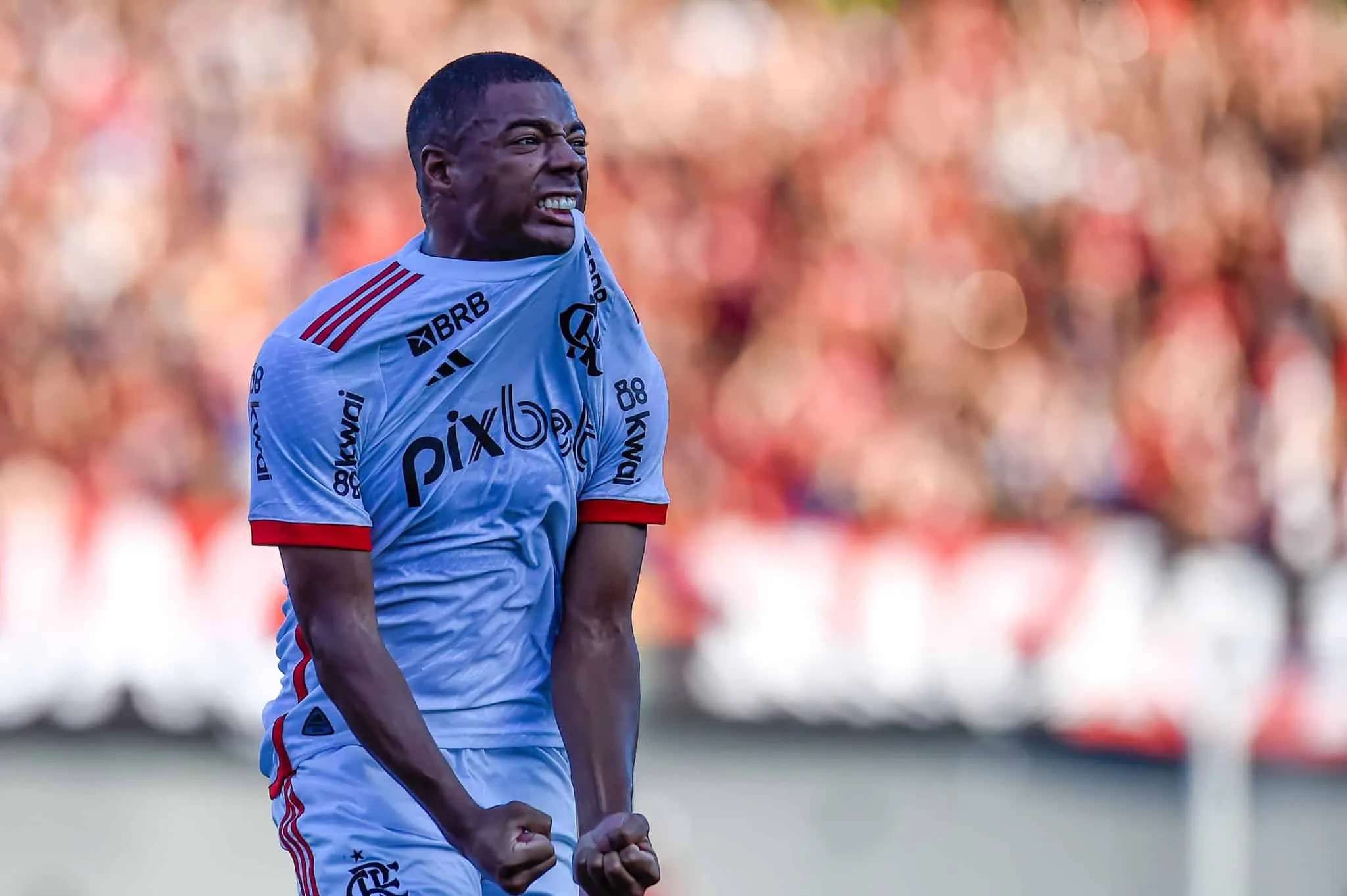 Flamengo vence o Atl&eacute;tico-GO em jogo totalmente condicionado pela arbitragem