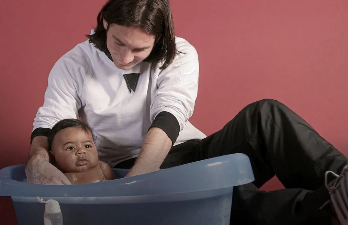 Messi e Lamine Yamal, ainda beb&ecirc;, interagindo em campanha publicit&aacute;ria