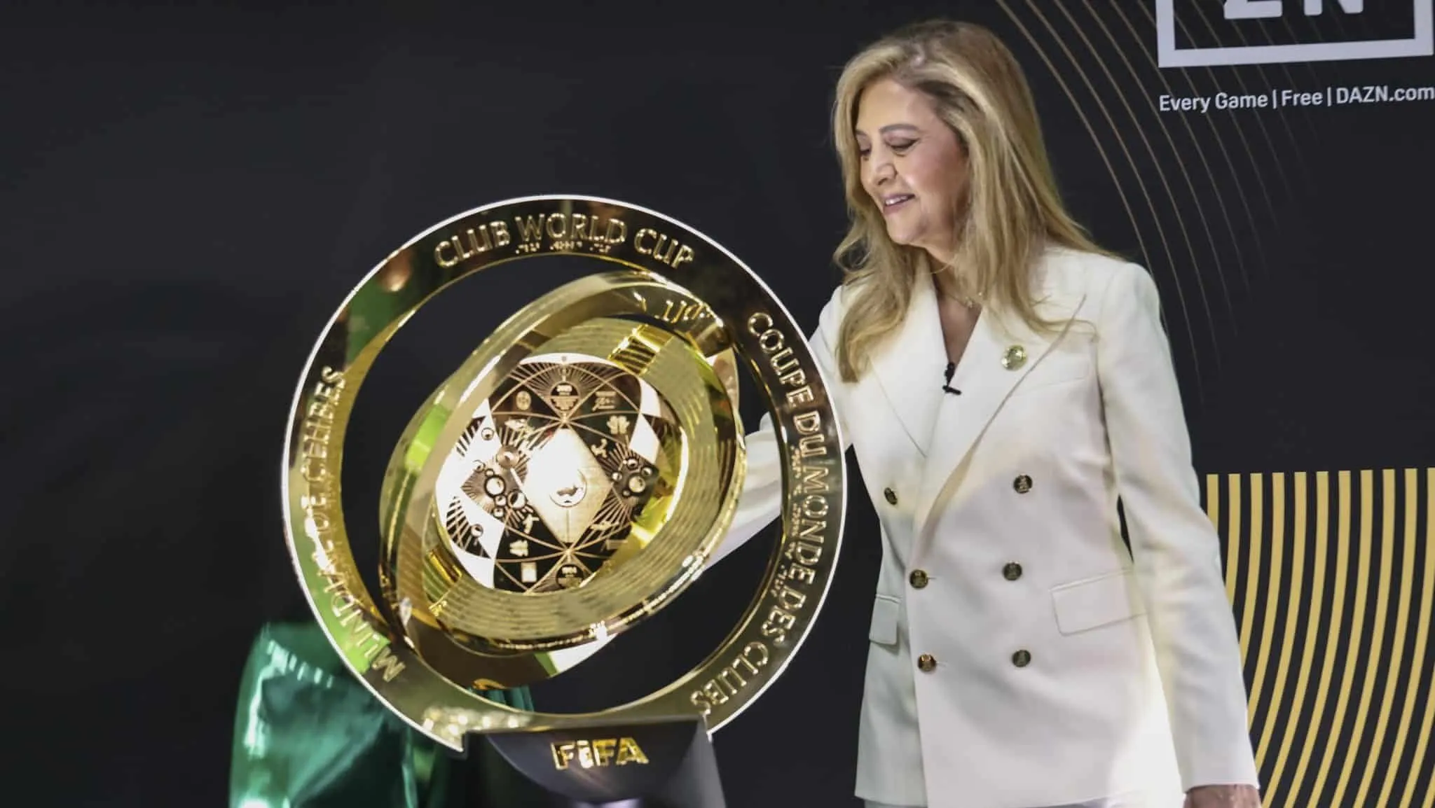 Com ta&ccedil;a e conversa sobre Messi e CR7, Palmeiras &lsquo;d&aacute; in&iacute;cio&rsquo; ao Mundial