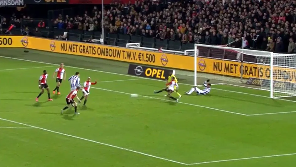 Com a cabe&ccedil;a, jogador do Heerenveen fez a melhor defesa do jogo. Em chute do seu companheiro