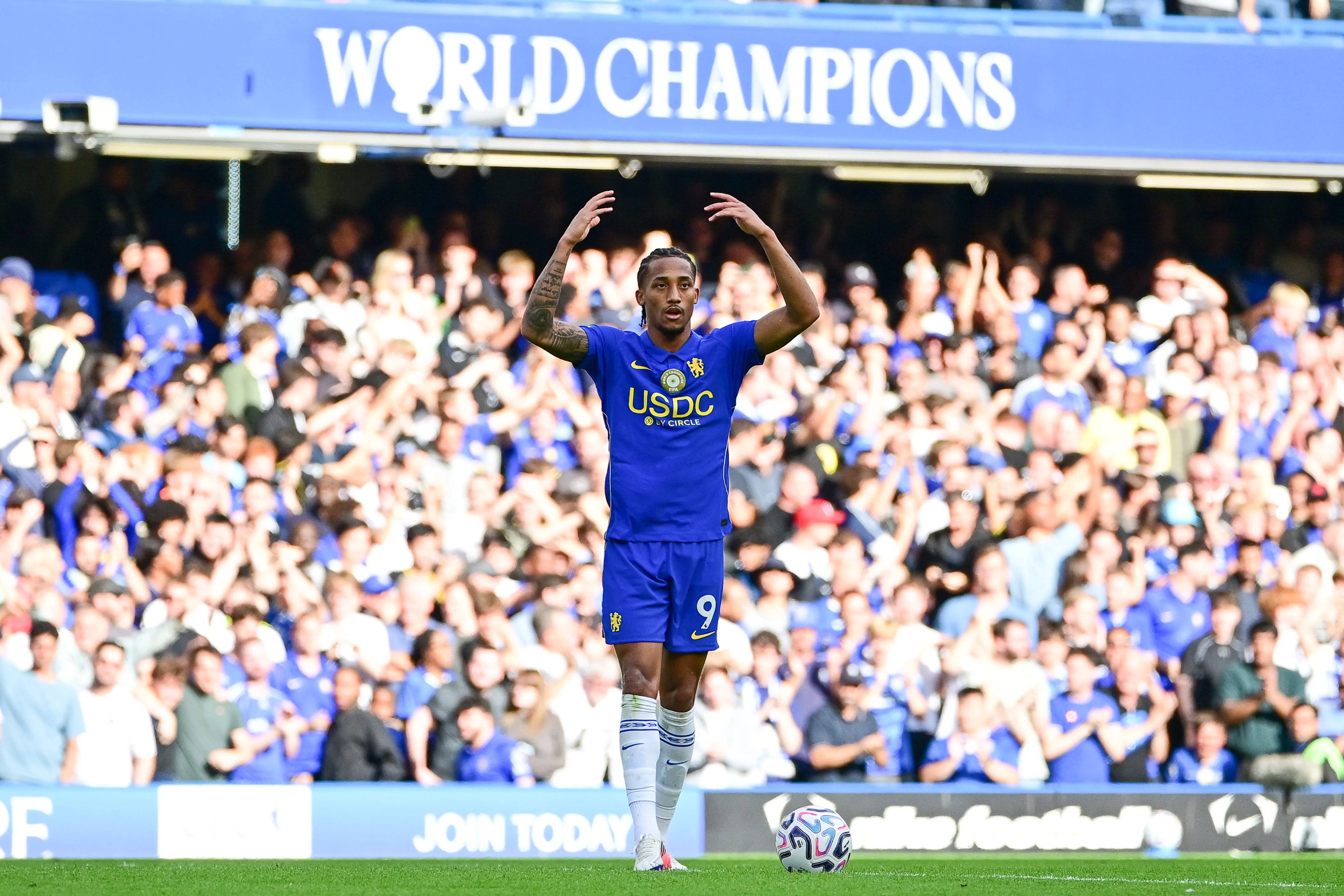 Jo&atilde;o Pedro celebra gol pelo Chelsea