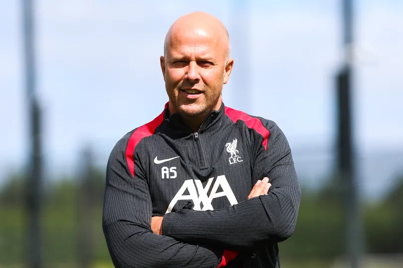 Arne Slot tem a miss&atilde;o de criar uma nova identidade no Liverpool e 'definir' o futuro de Arnold, Van Dijk e Salah para a pr&oacute;xima temporada. Foto: Icon Sport
