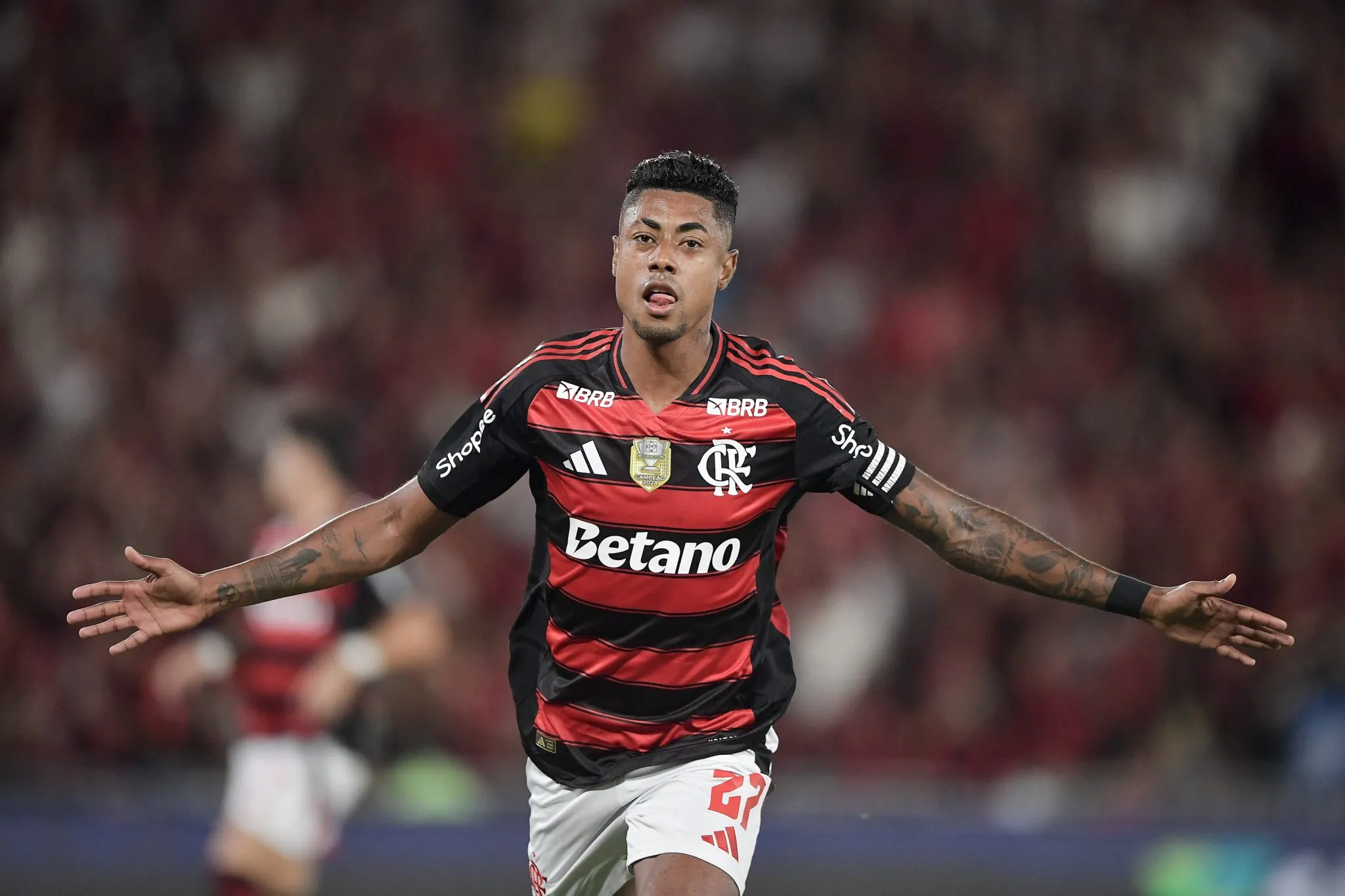 Com ajudas de Gr&ecirc;mio e Bruno Henrique, Flamengo coloca uma m&atilde;o na ta&ccedil;a do Brasileir&atilde;o