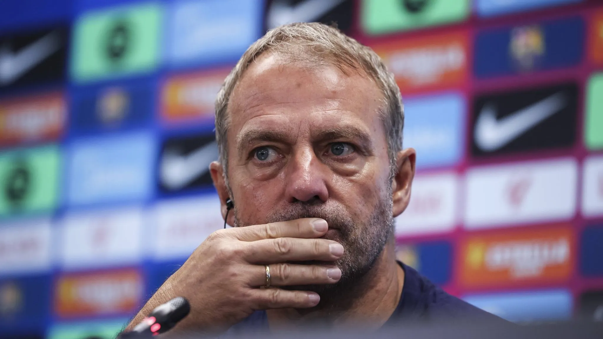 &lsquo;&Eacute; Juli&aacute;n ou nada&rsquo;: T&eacute;cnico do Barcelona, Flick se posiciona sobre Alvarez ap&oacute;s falta em treino