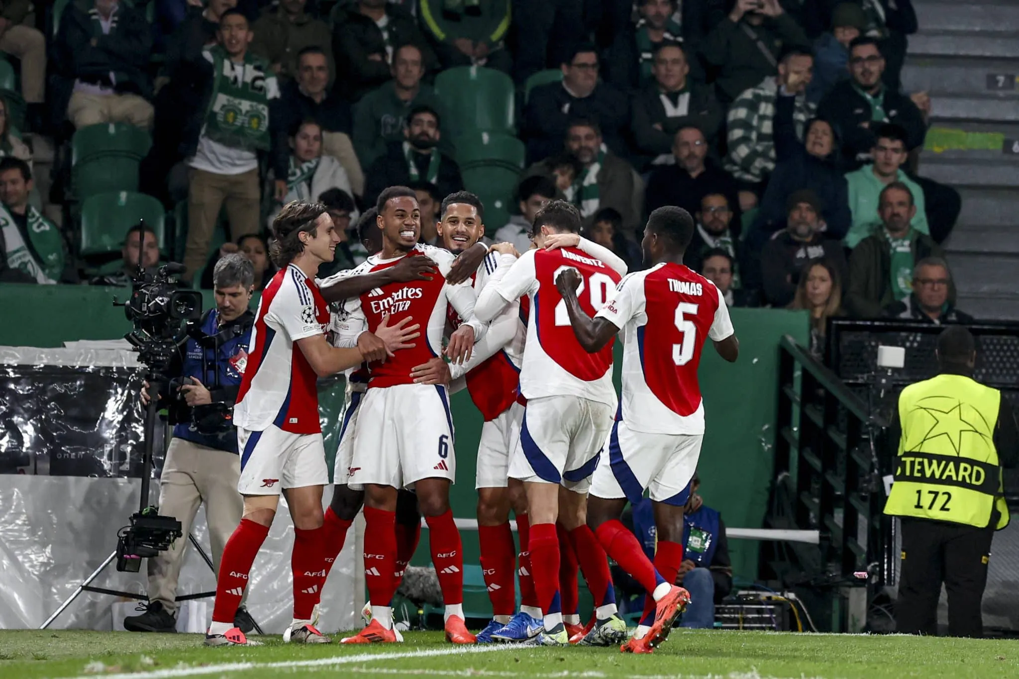 Zagueiro da Sele&ccedil;&atilde;o &lsquo;domina&rsquo; Gyokeres, e Arsenal atropela Sporting sem Amorim