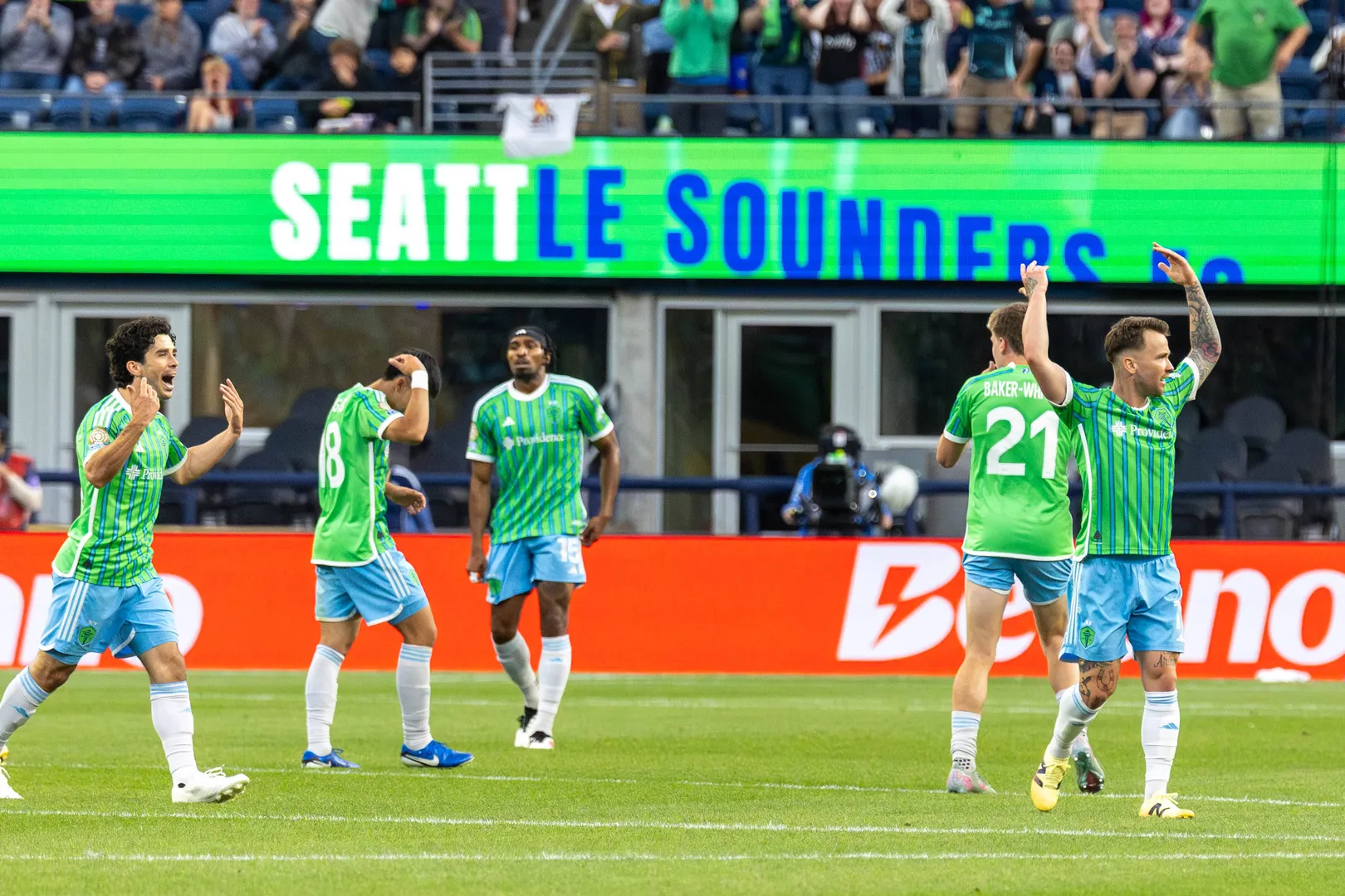 Elenco do Seattle Sounders comemora gol contra Botafogo