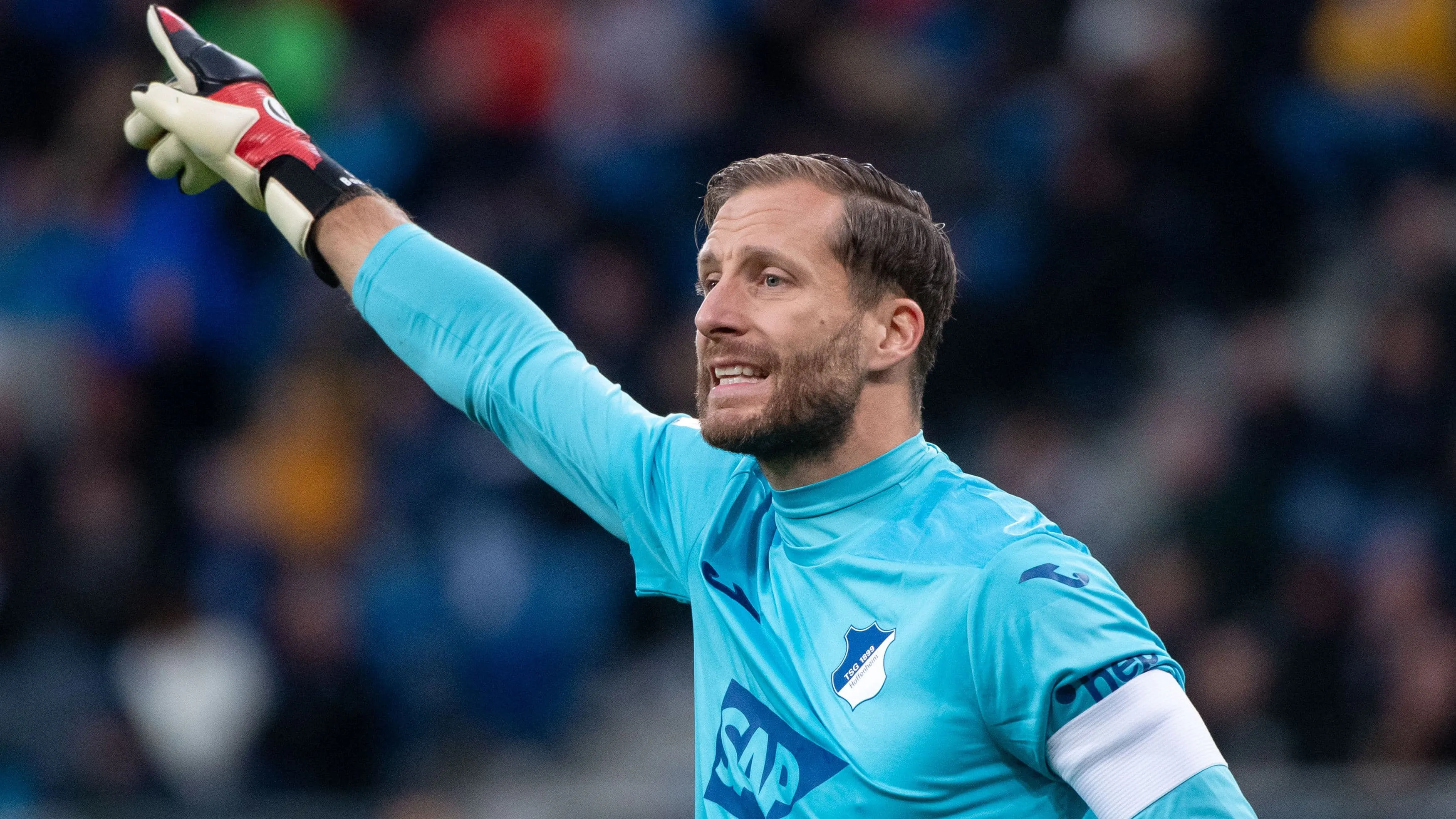 &Iacute;dolo e capit&atilde;o, Baumann renova com o Hoffenheim e vai passar dos 10 anos de clube, feito raro hoje em dia